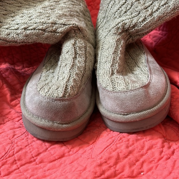 Nice Pair of Gently Worn Women’s Tan Skechers Suede & Sweater Boots, Size 6.5 - Picture 3 of 8